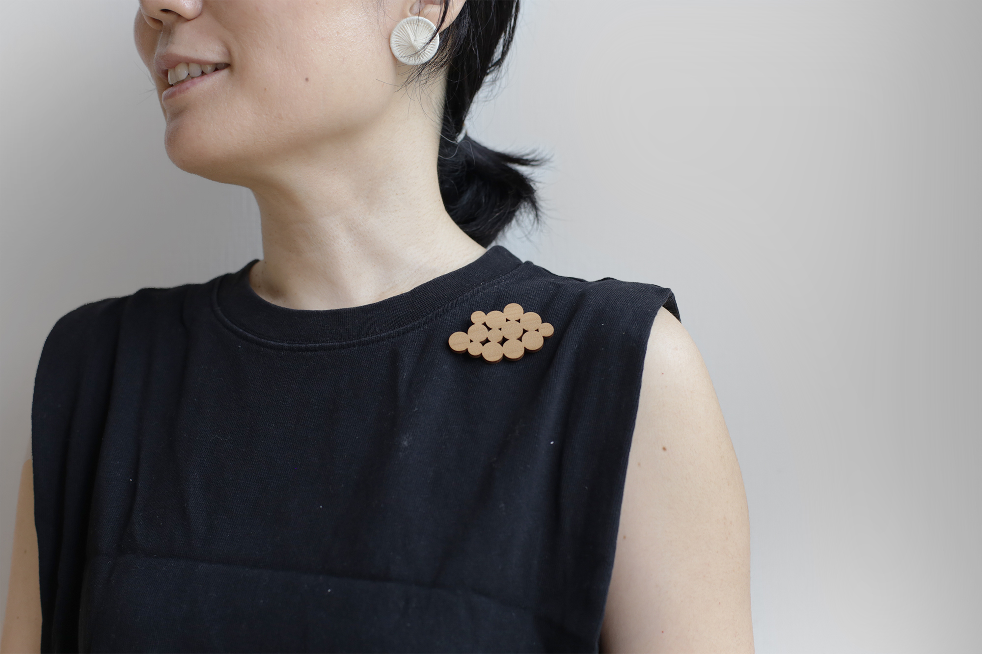 カタチを纏う、天然木のブローチ